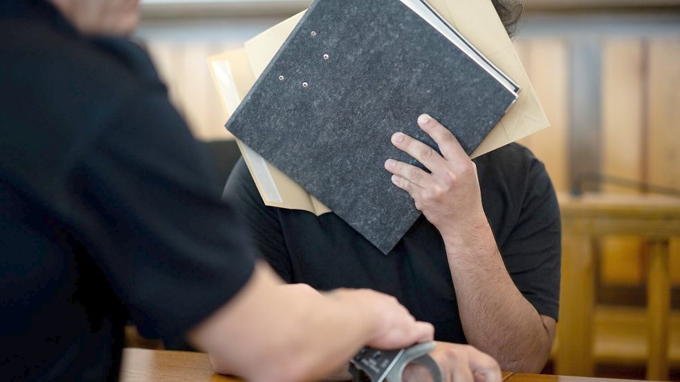Die Verteidigung plädierte auf eine Strafe von 18 Monaten wegen gefährlicher Körperverletzung und neun Monaten für Urkundenfälschung. (Archivbild) Foto: Fabian Strauch