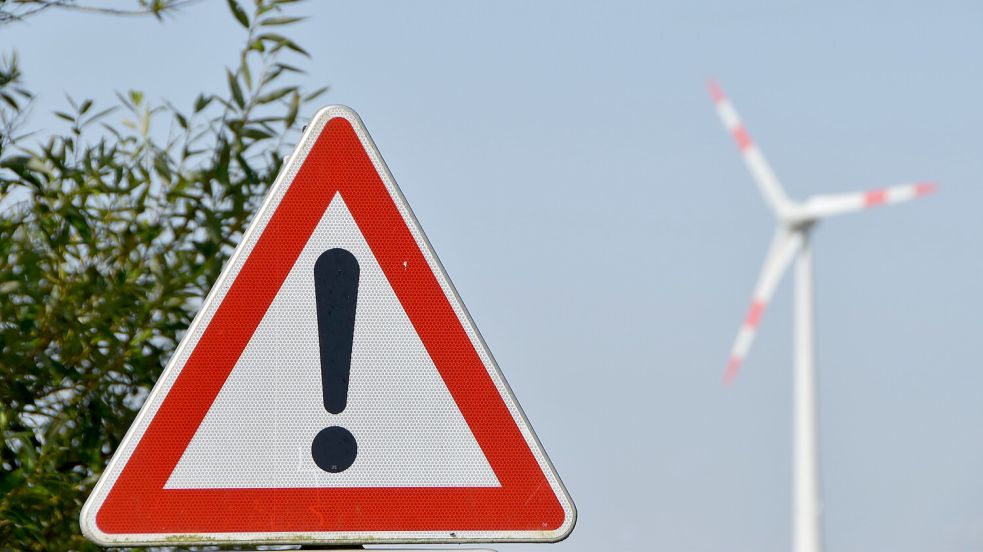 Die Windkraftanlage vom Typ Enercon 70, die sich in Otterhamm zwischen Upgant-Schott und Wirdum dreht, ist mit 100 Metern die bisher größte im Brookmerland. Jetzt sollen weitere und und doppelt so hohe Windräder hinzukommen. Foto: Thomas Dirks