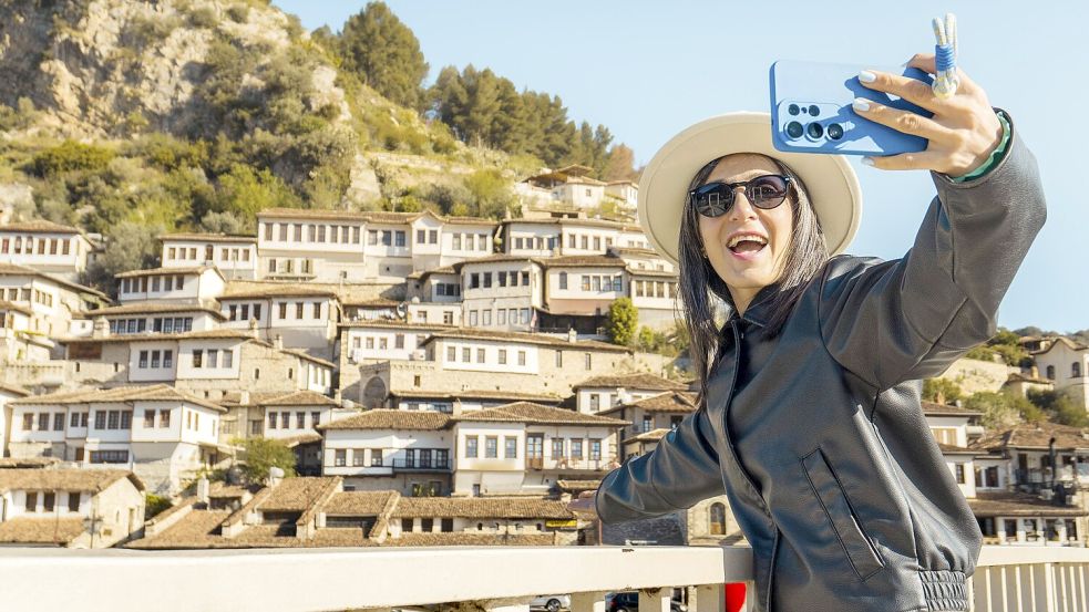 Im Urlaub nutzen viele die Chance zum Digital Detox – doch der Großteil der Deutschen möchte auch auf Reisen nicht auf das Handy verzichten. Foto: IMAGO/imagebroker