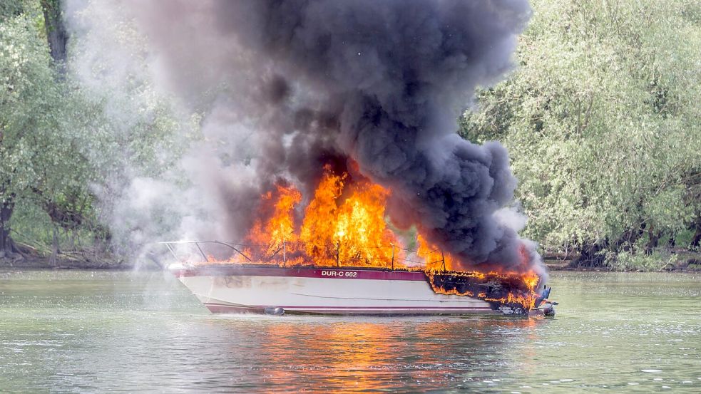 In kürzester Zeit ging das Sportboot auf der Elbe in Flammen auf. Foto: IMAGO / Gutschalk