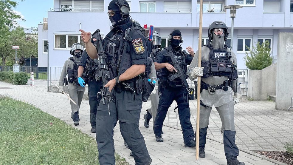 Schwer bewaffnete Polizisten waren rund um die Bankfiliale im Einsatz. Foto: -/RGB Medienwerkstatt/dpa