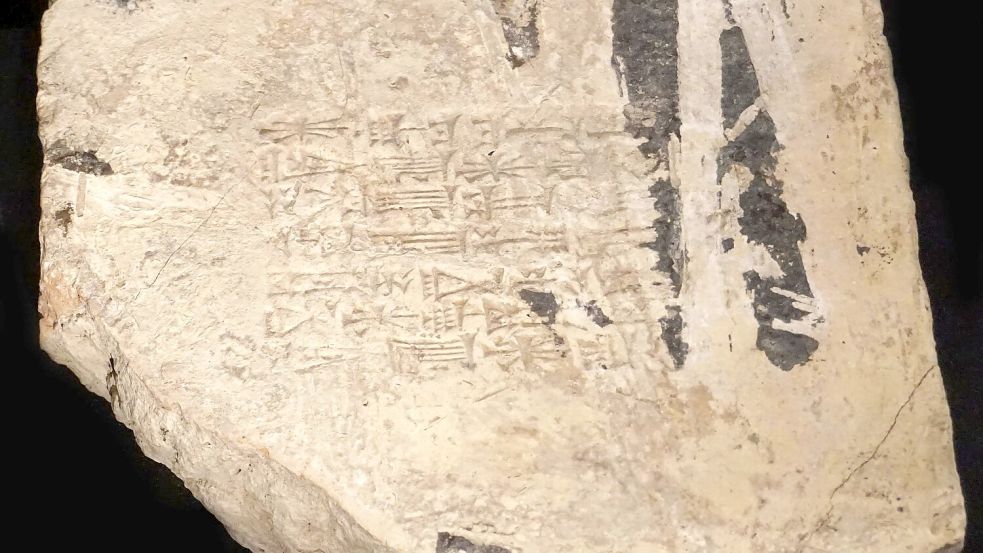 Ein Ziegelstein mit der Inschrift „Nebukadnezar, König von Babel“ aus dem Umfeld des Turms zu Babel (Etemenanki) aus Babylon. Er wird in das 6. Jahrhundert vor Christus datiert. (Handout) Foto: -/Bibelmuseum Münster/dpa