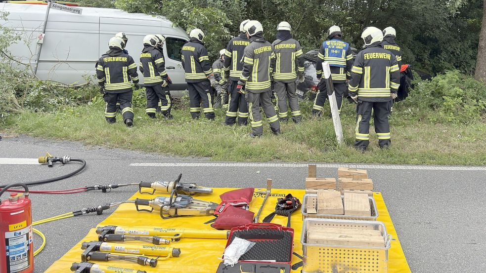 Die Feuerwehrleute mussten den Fahrer des verunfallten Autos befreien. Foto: Sönke Geiken/Feuerwehr Aurich