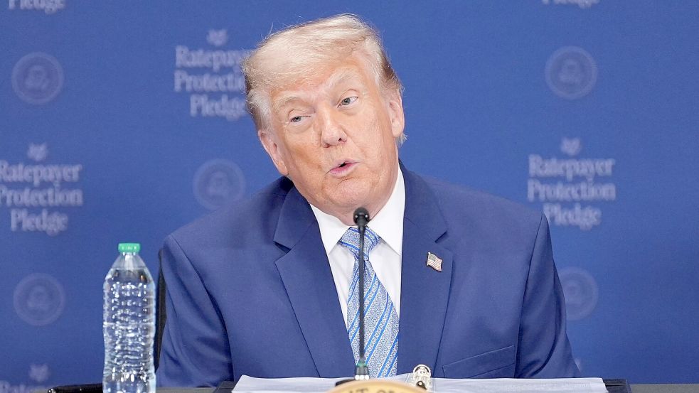 Trump droht dem Iran mit Zwangsentschädigungen. Foto: Alex Brandon