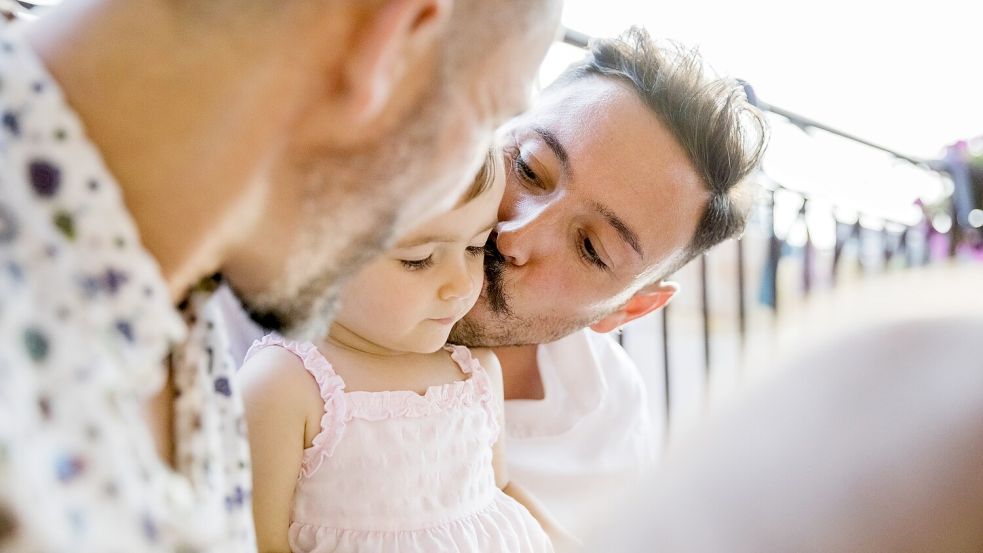 Der Weg zur Elternschaft für ein männliches homosexuelles Paar ist oft ein Hürdenlauf. Foto: IMAGO/Westend61