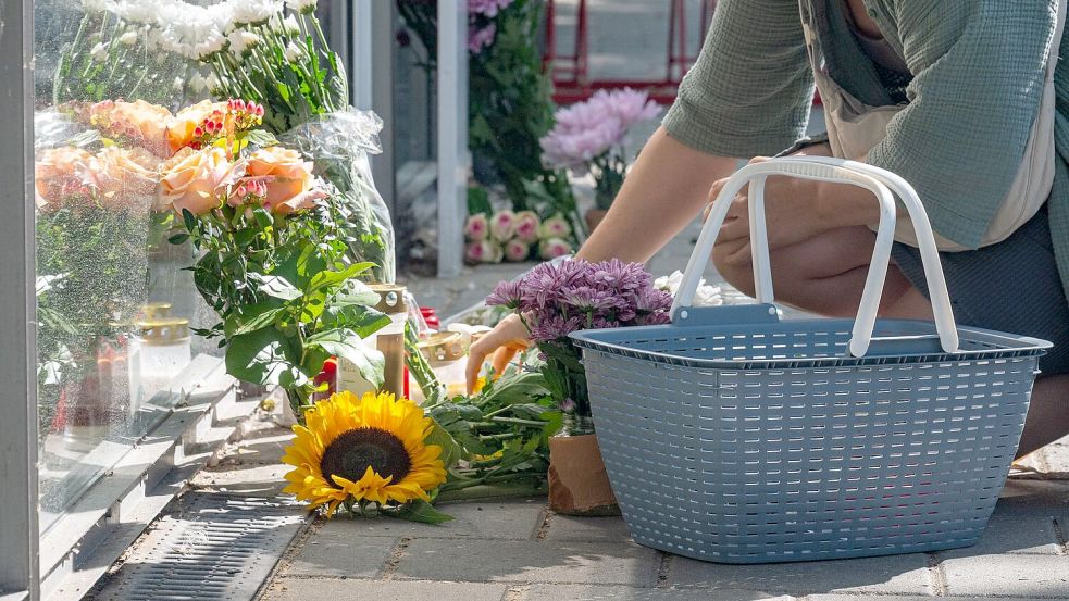 Am Tag nach dem Angriff legten Menschen Blumen am Tatort nieder. Foto: Armin Weigel