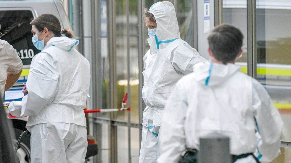 Nach Abschluss des Einsatzes war die Spurensicherung am Tatort unterwegs. Foto: Jason Tschepljakow/dpa
