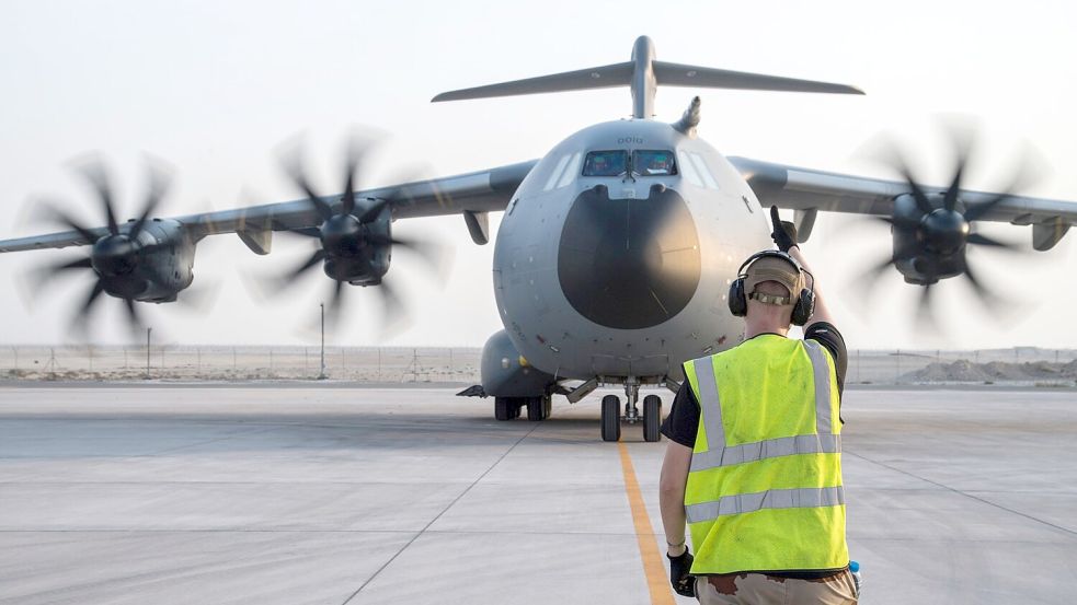 Schon binnen Tagen will Frankreich einen umgerüsteten Militär-Transportflieger als Löschflugzeug einsetzen (Archivbild). Foto: -/EMEA/AP/dpa