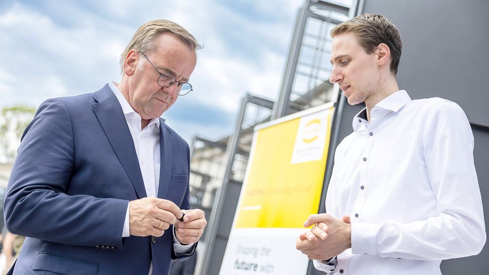 Technik zum Anfassen: Die Unternehmen aus dem Coppenrath Innovation Centre (CIC) Osnbrück stellten Verteidigungsminister Boris Pistorius (links) ihre Arbeit vor. Hier spricht Pistorius mit Simo Hagen von der Firma Harting. Foto: Tobias Saalschmidt