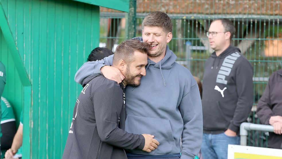 Der Wallinghausener Trainer Max Beccard (rechts) herzt Firrels Trainer Claudio Casto. Beccard war als Spieler unter Trainer Casto bei der SpVg Aurich aktiv. Foto: Wilfried Gronewold