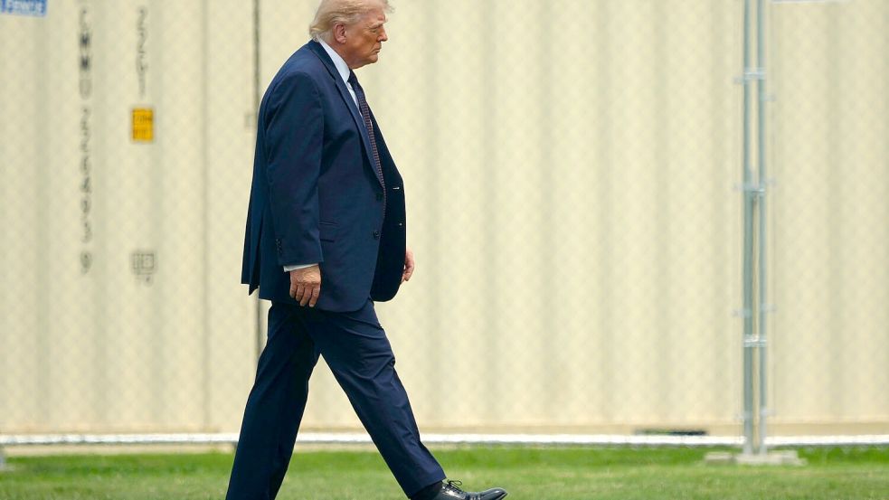 Eines der Lieblingswörter von US-Präsident Trump: Zölle. (Archivbild) Foto: Julia Demaree Nikhinson/AP/dpa
