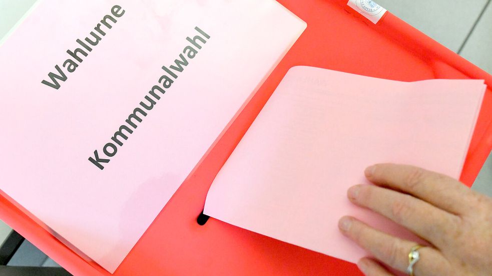 Im Wahlausschuss des Landkreises Aurich wurden am Donnerstag die Bewerber geprüft, die zur Kreistagswahl zugelassen werden wollten. Foto: DPA