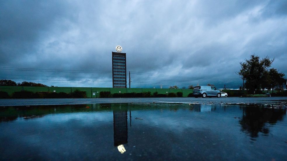 Düstere Wolken über Wolfsburg: Bereits zum zehnten Mal in Folge bricht der Quartalsgewinn ein. (Archivbild) Foto: Julian Stratenschulte