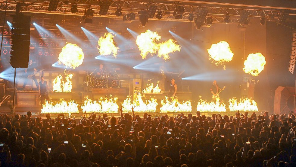 Einige Gruppen brauchen für ihre Auftritte und die Bühnenshow eine bestimmte Bühnenhöhe. Hier ist die Feuershow der Gruppe „Stahlzeit“ zu sehen. Unter anderem die Traversenkonstruktion (oben im Bild) soll nun so umgebaut werden, dass weiterer Raum entsteht. Foto: Stephan Friedrichs/Archiv
