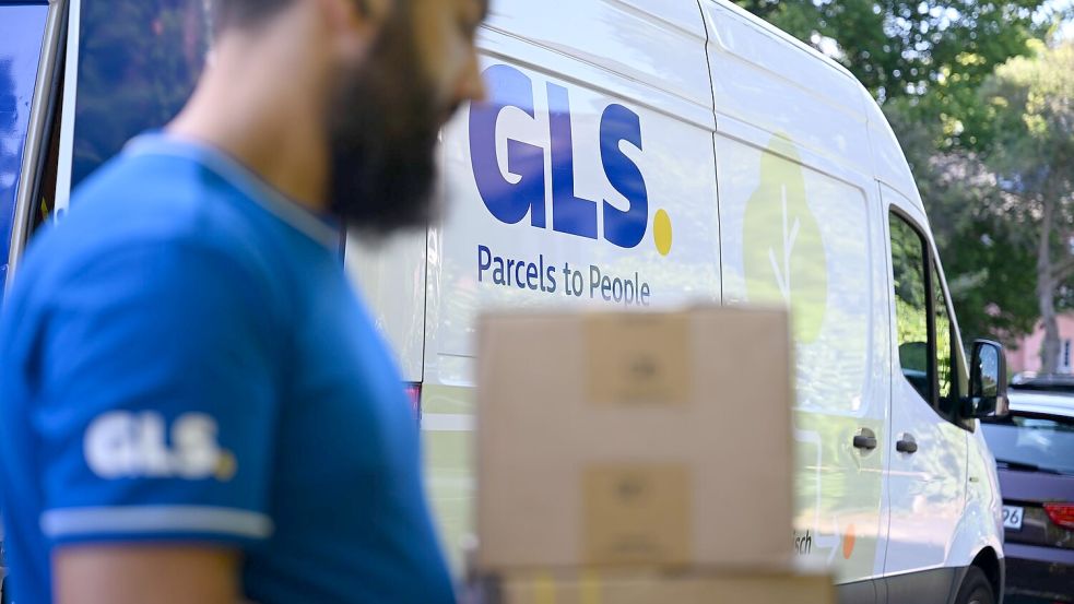 Die Pakete, die der GLS-Paketbote gerade trägt, sind nicht sehr schwer - andere Sendungen auf seinen Touren dürften schwerer sein. Foto: Wolf von Dewitz/dpa