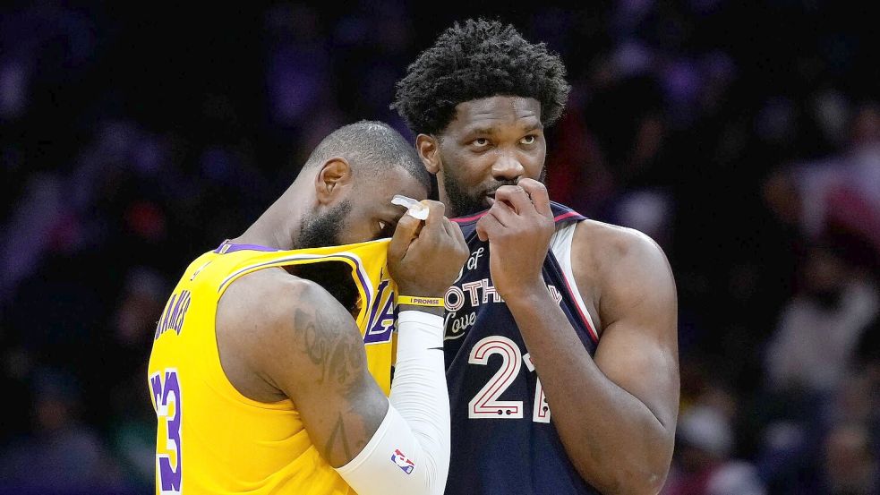 Holen sie den Titel nach Philadelphia? LeBron James (l) und Joel Embiid. (Archivbild) Foto: Matt Slocum/AP/dpa