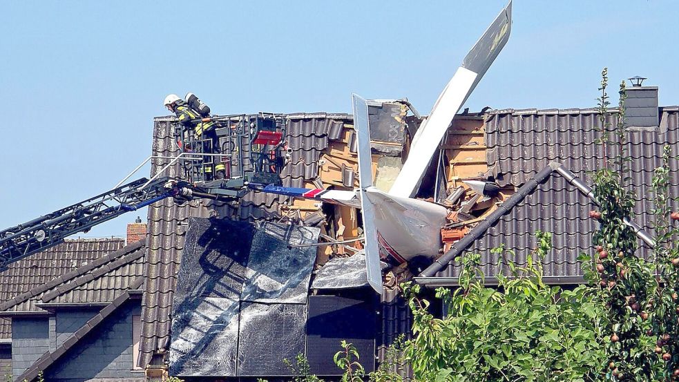Das Flugzeug steckte im Dach des Hauses. Foto: Fotoreport-DB/NWM-TV/dpa