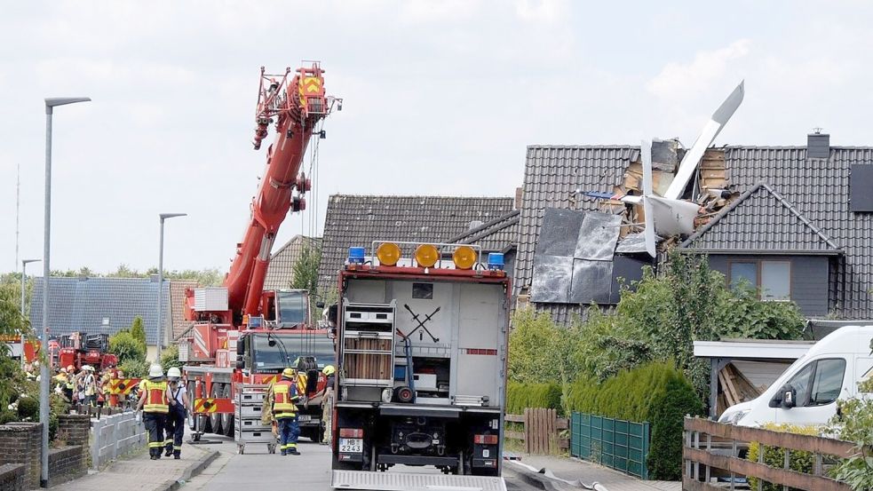 Polizei und Feuerwehr waren mit vielen Kräften vor Ort. Foto: Jörn Hüneke/dpa