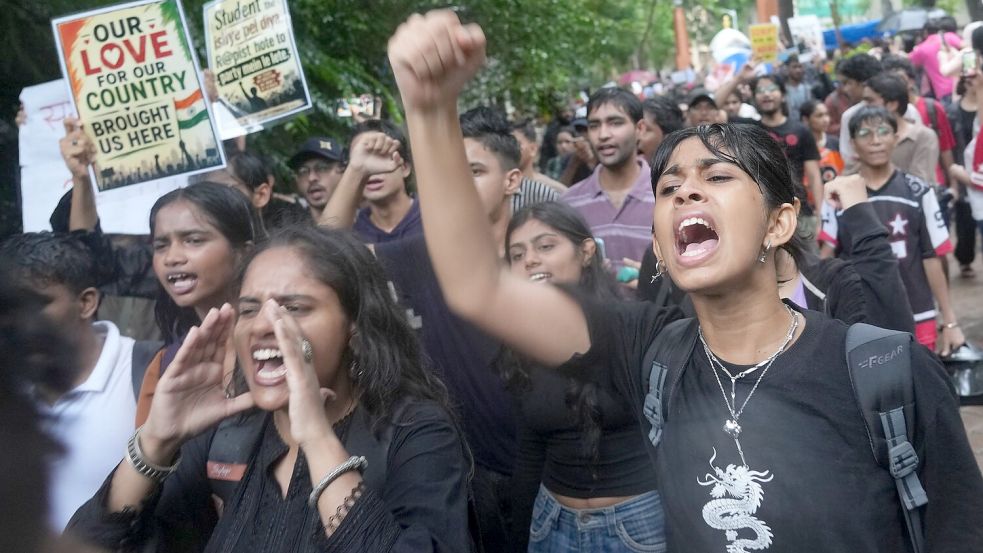 Demonstranten skandieren Parolen während einer Kundgebung, bei der Bildungsreformen gefordert werden - im Rahmen der Protestbewegung der „Cockroach Janta Party“. Foto: Rafiq Maqbool