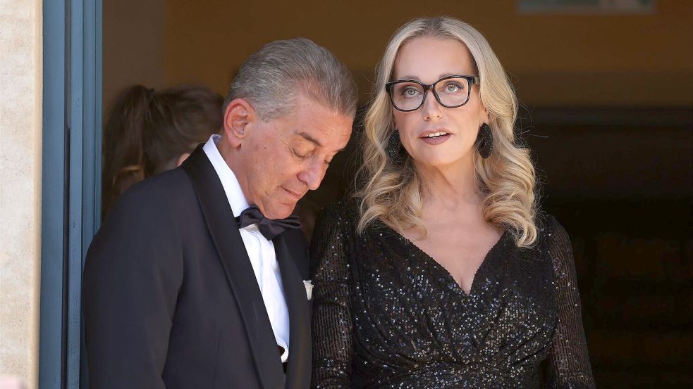 Katharina Wagner und Michel Friedman stehen vor dem Start der Festspiele am Königsportal. Foto: Karl-Josef Hildenbrand/dpa