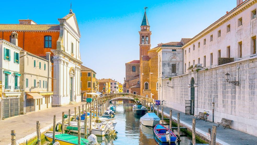Chioggia wird oft als „Klein-Venedig“ bezeichnet. Die Stadt liegta am südlichen Ende der Lagune von Venedig. Foto: Istockphoto.com / StevanZZ
