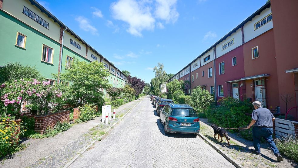 Wegen der bunten Fassaden wird die Siedlung auch Papageiensiedlung genannt. Foto: Sebastian Gollnow
