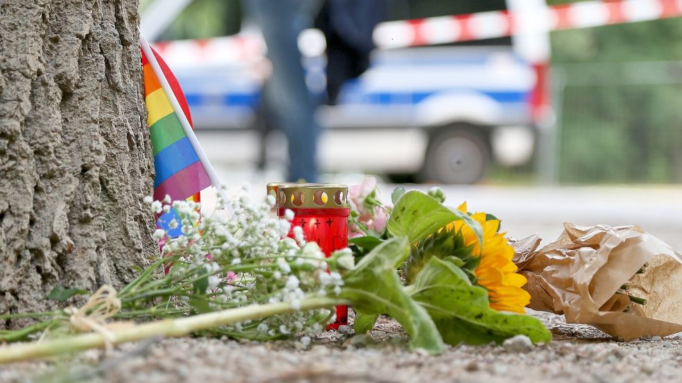 Berlin: Dort, wo am Samstagabend ein Auto in eine Menschenmenge raste, wurden tags drauf Blumen niedergelegt. Foto: dts Nachrichtenagentur GmbH
