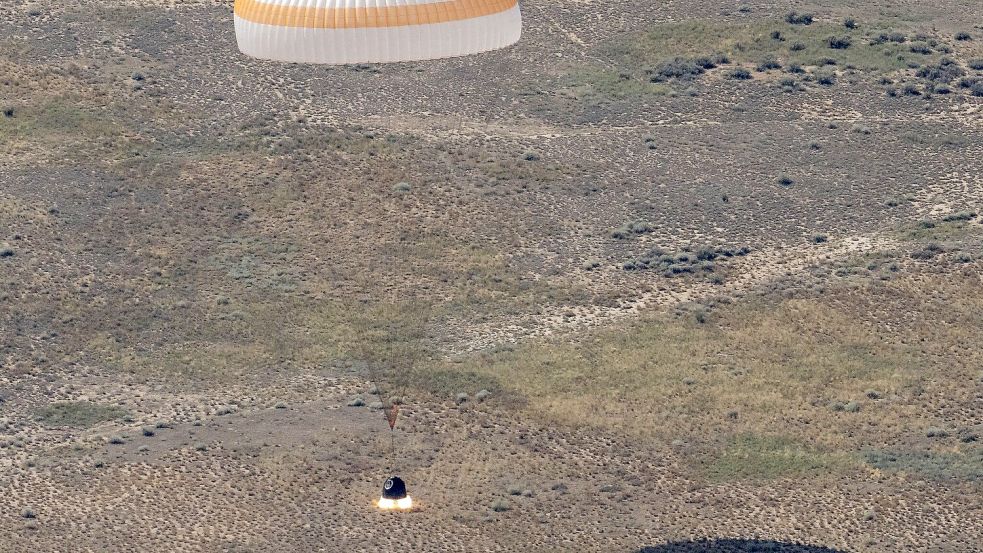 Die Raumkapsel Sojus MS-28 landet in der kasachischen Steppe Foto: Bill Ingalls