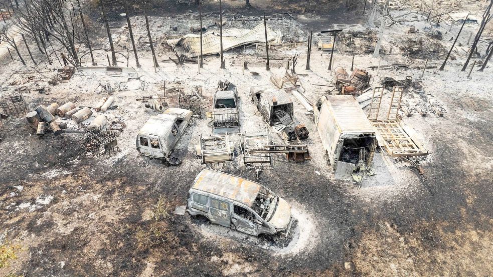 Aus der Luft sind ausgebrannte Autos nach einem Waldbrand zu sehen. Foto: Florian Plaucheur/AFP/dpa