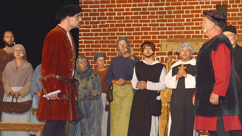 Keno tom Brook (Gert-Mimke Köllmann, Wiekenspölers Lübbertsfehn) und Redjeve Tammo aus dem Harlingerland (Harald Albrechts, De Rechtsupwege Theatergrupp) im Vorfeld der Häuptlingsepoche – sie werden niemals Freunde sein. Foto: Gerd-D. Gauger