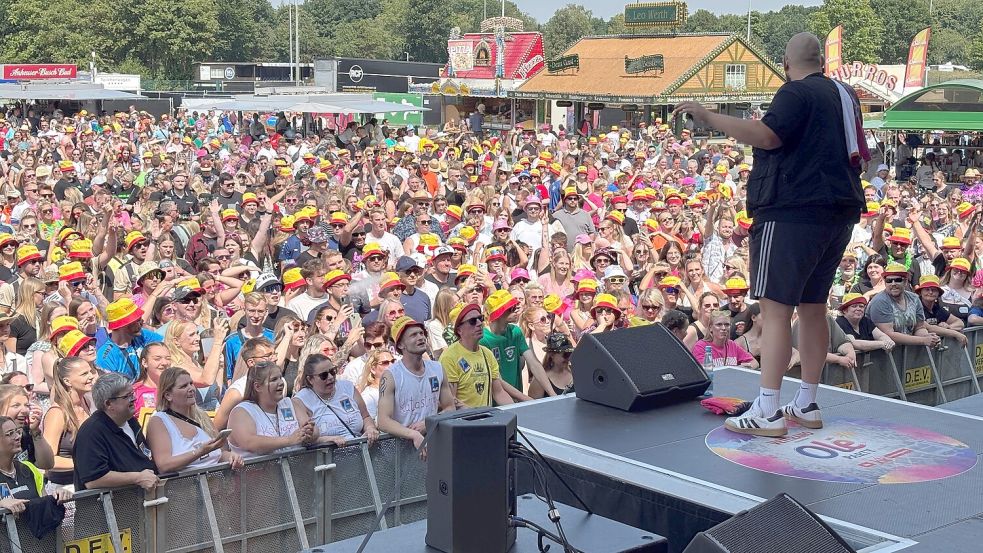Rund 3000 Besucher feierten bei strahlendem Sonnenschein auf dem Tannenhausener Mehrzweckgelände. Fotos: Udo Hippen