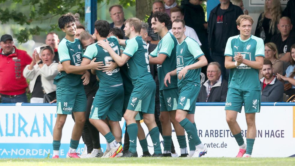 Jubel bei Grün-Weiß Firrel: Das Team hat den Ostfriesland-Cup erneut gewonnen. Foto: Jens Doden/Emden