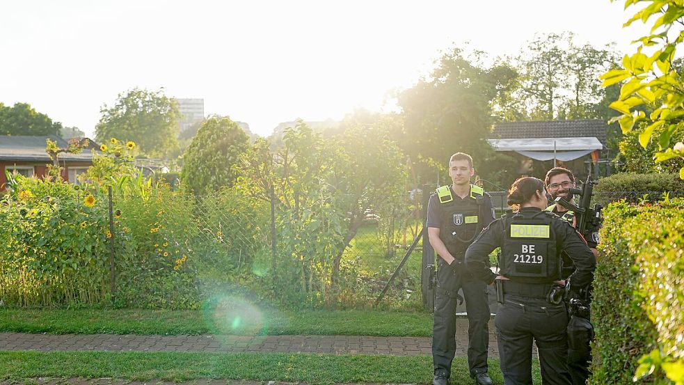 Am frühen Abend wollte die Polizei den Tatverdächtigen in einer Kleingartenanlage stellen - dabei starb der Mann. Foto: Michael Kappeler/dpa