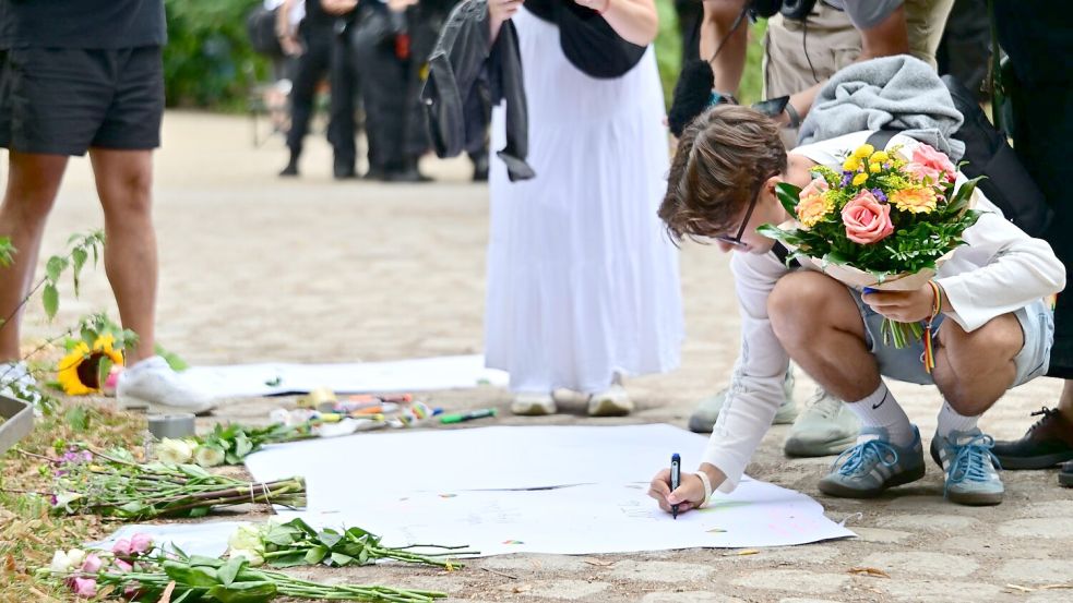 Trauer und Tränen in Berlin nach dem Anschlag auf den CSD. Foto: Sebastian Gollnow/dpa