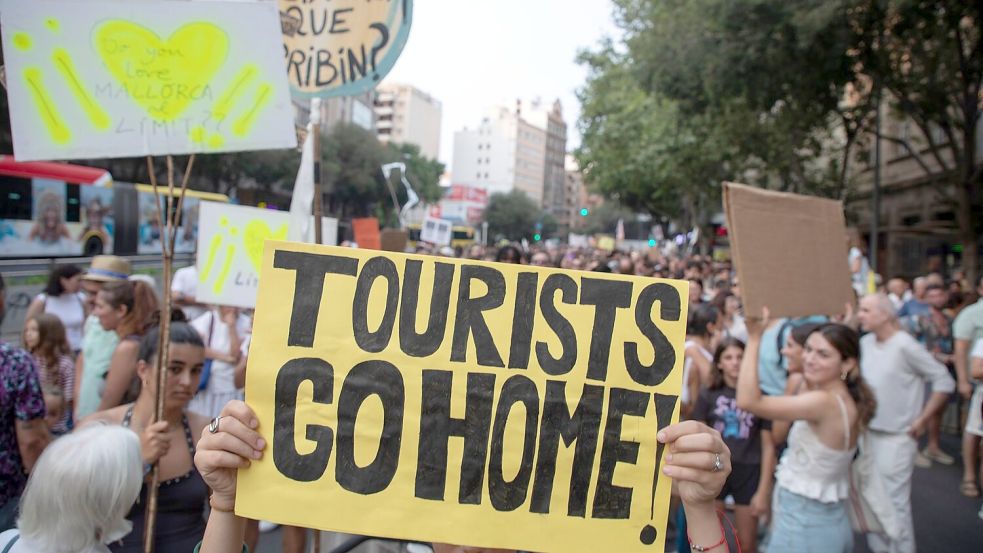 Tausende Menschen sind auf Mallorca gegen den Massentourismus durch die Straßen gezogen. Foto: Clara Margais