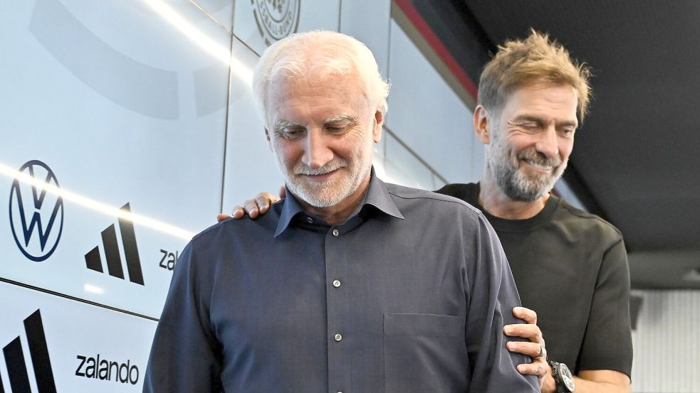 DFB-Sportdirektor Rudi Völler (l) freut sich auf die Zusammenarbeit mit Bundestrainer Jürgen Klopp (r). Foto: Florian Wiegand/dpa