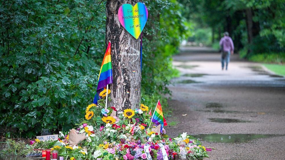 Blumen, Kerzen und persönliche Botschaften sind am Morgen im Regen nahe dem Ort in Tiergarten zu sehen, wo ein Fahrzeug am Rande des Christopher Street Day in eine Menschenmenge gefahren war. Foto: dpa/Soeren Stache