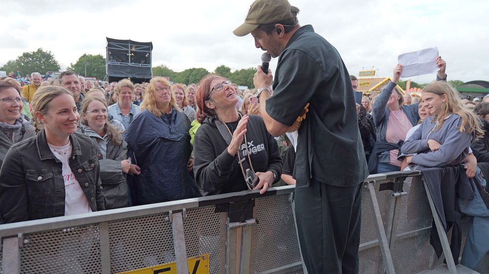 Wiederholt suchte Max Giesinger den direkten Kontakt zu seinen Fans. Foto: Werner Jürgens