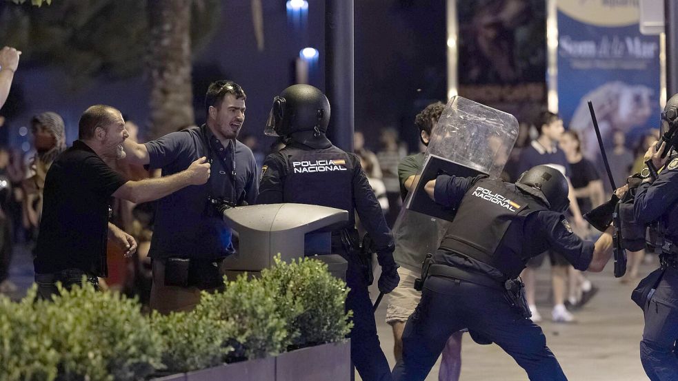 Augenzeugen zufolge setzte die Polizei Gummigeschosse und Schlagstöcke gegen Demonstranten, aber auch gegen Journalisten, Touristen und Unbeteiligte ein. Lokale Medien kritisierten das harte Vorgehen. Foto: IMAGO/Tomàs Moyà