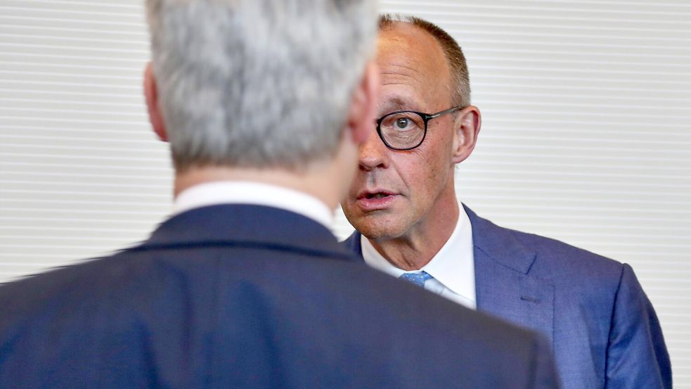 Bundeskanzler Friedrich Merz hat große Erwartungen an seinen neuen Verkehrsminister Steffen Bilger. Foto: IMAGO/dts Nachrichtenagentur