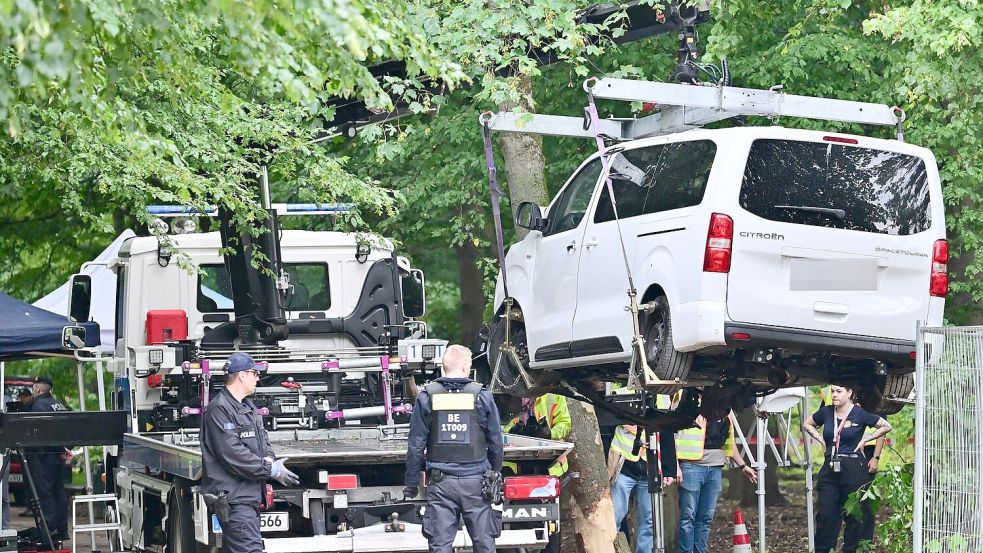 Mit diesem Van soll Abdul B. die Menschenmenge beim CSD gefahren sein. (Archivbild) Foto: Sebastian Gollnow/dpa