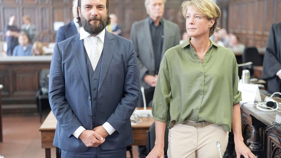Christina Block (r), deutsche Gastronomin und Unternehmerin, und Anwalt Ingo Bott (l) vor Gericht in Hamburg. Foto: dpa/Marcus Brandt