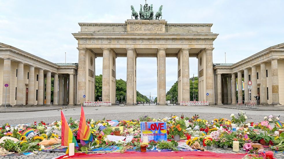 Am Brandenburger Tor wird dem Anschlag gedacht. Foto: Soeren Stache/dpa