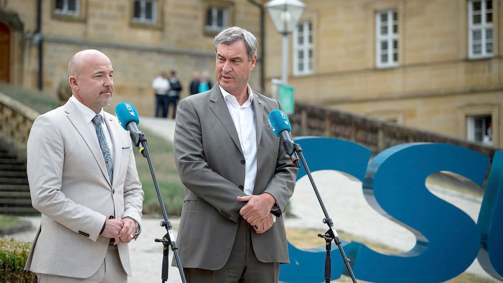 Der Chef der CSU-Landesgruppe im Bundestag, Alexander Hoffmann, links, und Bayerns Ministerpräsident Markus Söder skizzieren die Pläne ihrer Partei für die Zukunft Deutschlands. Foto: Daniel Vogl