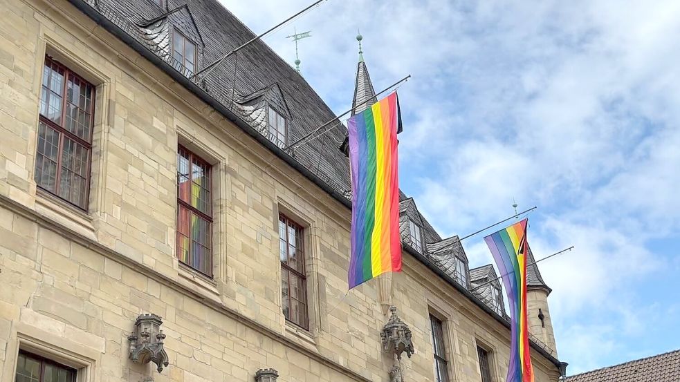 Am Osnabrücker Rathaus wehte am Montag nach dem Anschlag auf den Christopher Street Day in Berlin die Regenbogenflagge. Foto: Wilfried Hinrichs