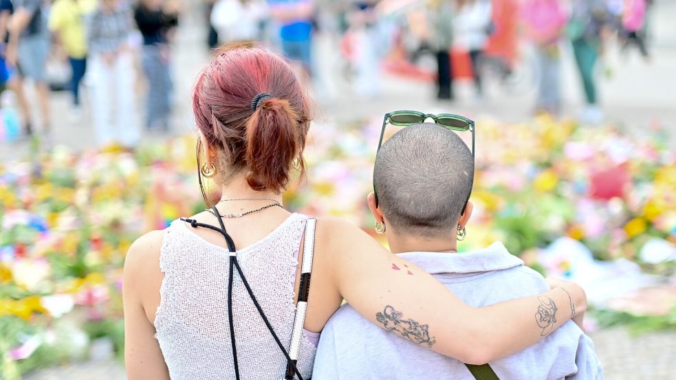 Die Trauer ist in Berlin nach dem Anschlag auf den CSD, bei dem eine Frau starb, groß. Foto: dpa/Sebastian Gollnow