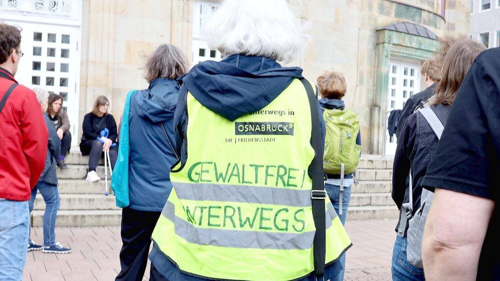 Gewaltfrei unterwegs sollten die Menschen in Osnabrück sein. Doch Angriffe auf obdachlose Menschen seien alltäglich, hieß es in den Redebeiträgen bei der Demo für einen Wohnungslosen, der von Jugendlichen attackiert worden war. Foto: Thomas Wübker