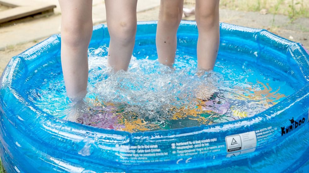 Kinder stehen in einem Planschbecken. Foto: Sebastian Kahnert