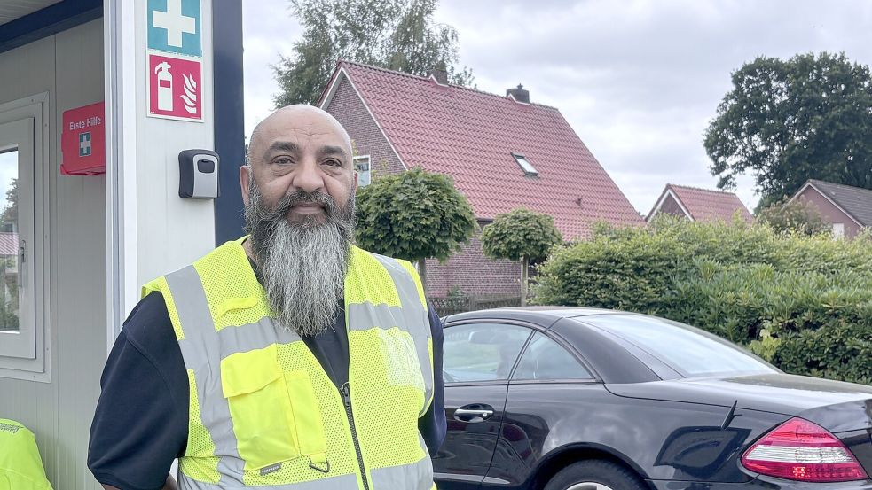 Sicherheitsmitarbeiter Bashkim Cana schaut auf der Ihlower Seite, dass die Autofahrer die Bauarbeiter nicht gefährden. Foto: Christin Wetzel