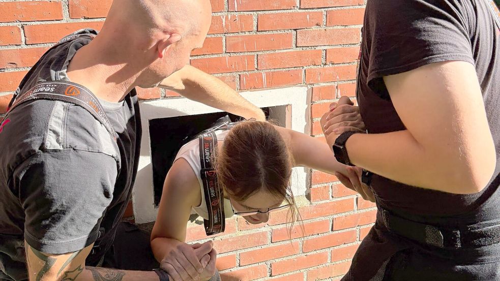Eine Feuerwehrfrau kletterte durch ein Fenster in den Keller, um die Katze herauszuholen. Foto: Feuerwehr Norden/Wilko Bruns
